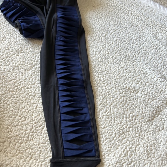 NWT Athleta Salutation 7/8 Tight (XS)- Black / blue - Picture 4 of 4